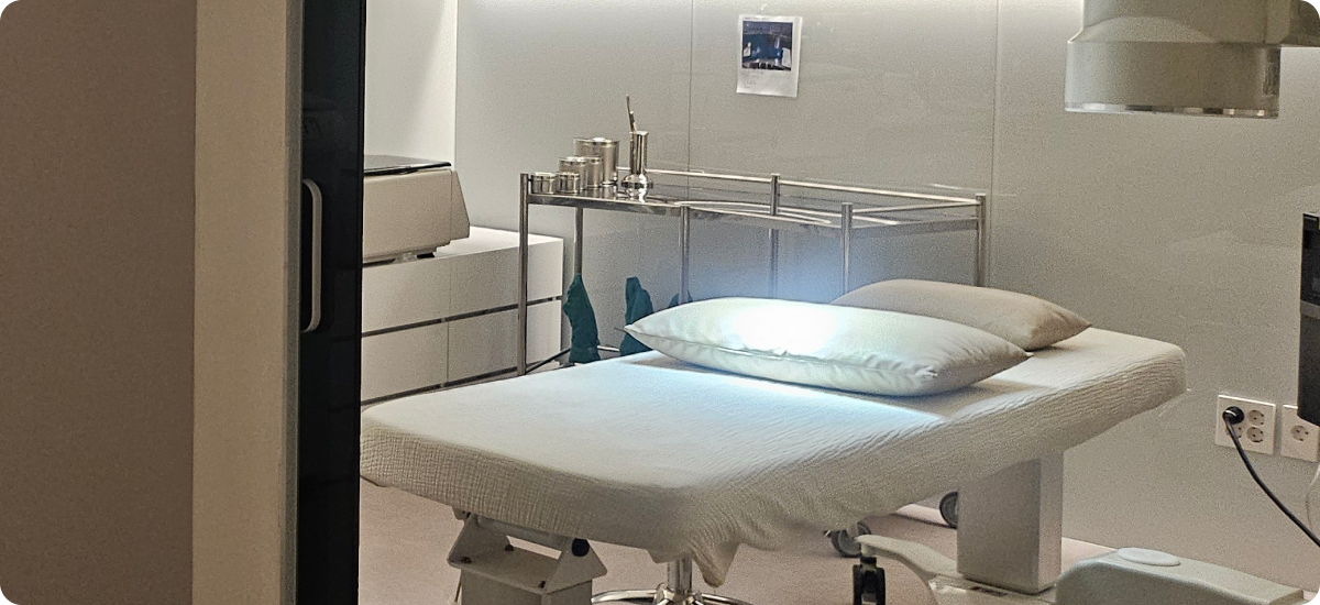 Procedure room with treatment bed at Nucellin Orthopedic Clinic in Seoul