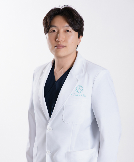 Dr. Heejun Kim, orthopedic surgeon at Nucellin Orthopedic Clinic in Seoul, in a white coat